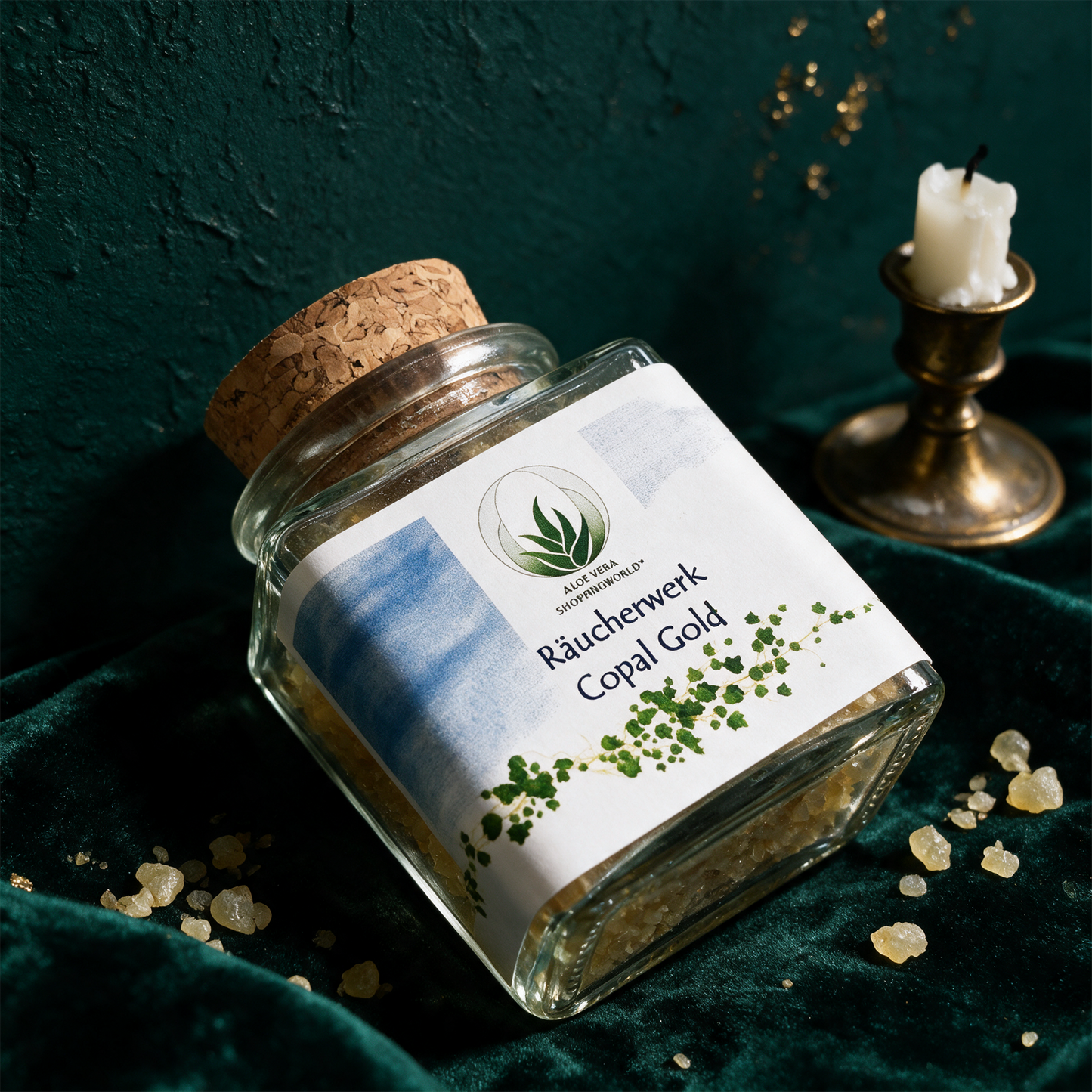 Räucherwerk "Copal Gold" Glas 50 ml – alternative Produktansicht vor tiefem Smaragdgrün