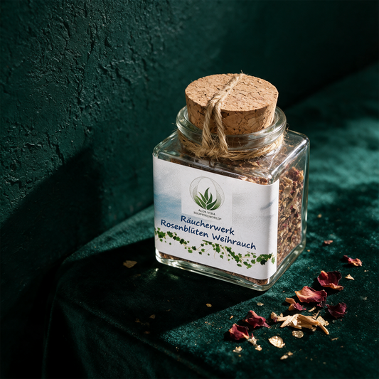 Räucherwerk "Rosenblüten Weihrauch" Glas 50 ml – alternative Produktansicht vor tiefem Smaragdgrün