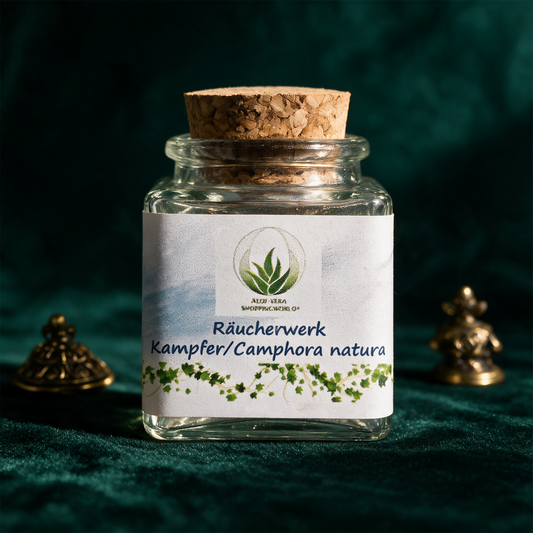 Räucherwerk "Kampfer" Camphora natura Glas 50 ml – Produktansicht vor tiefem Smaragdgrün