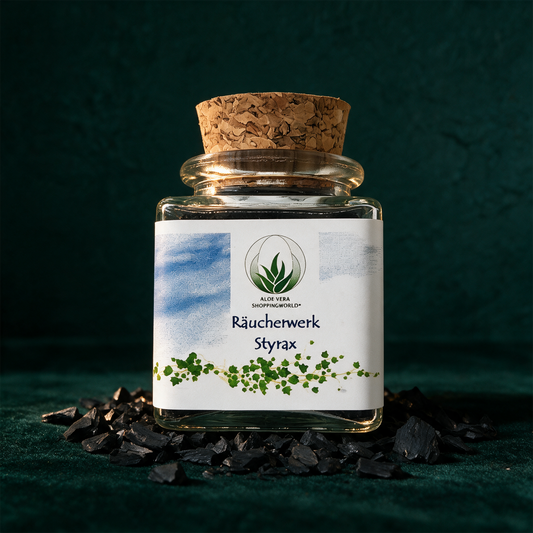 Räucherwerk "Styrax" Glas 50 ml – Produktansicht vor tiefem Smaragdgrün