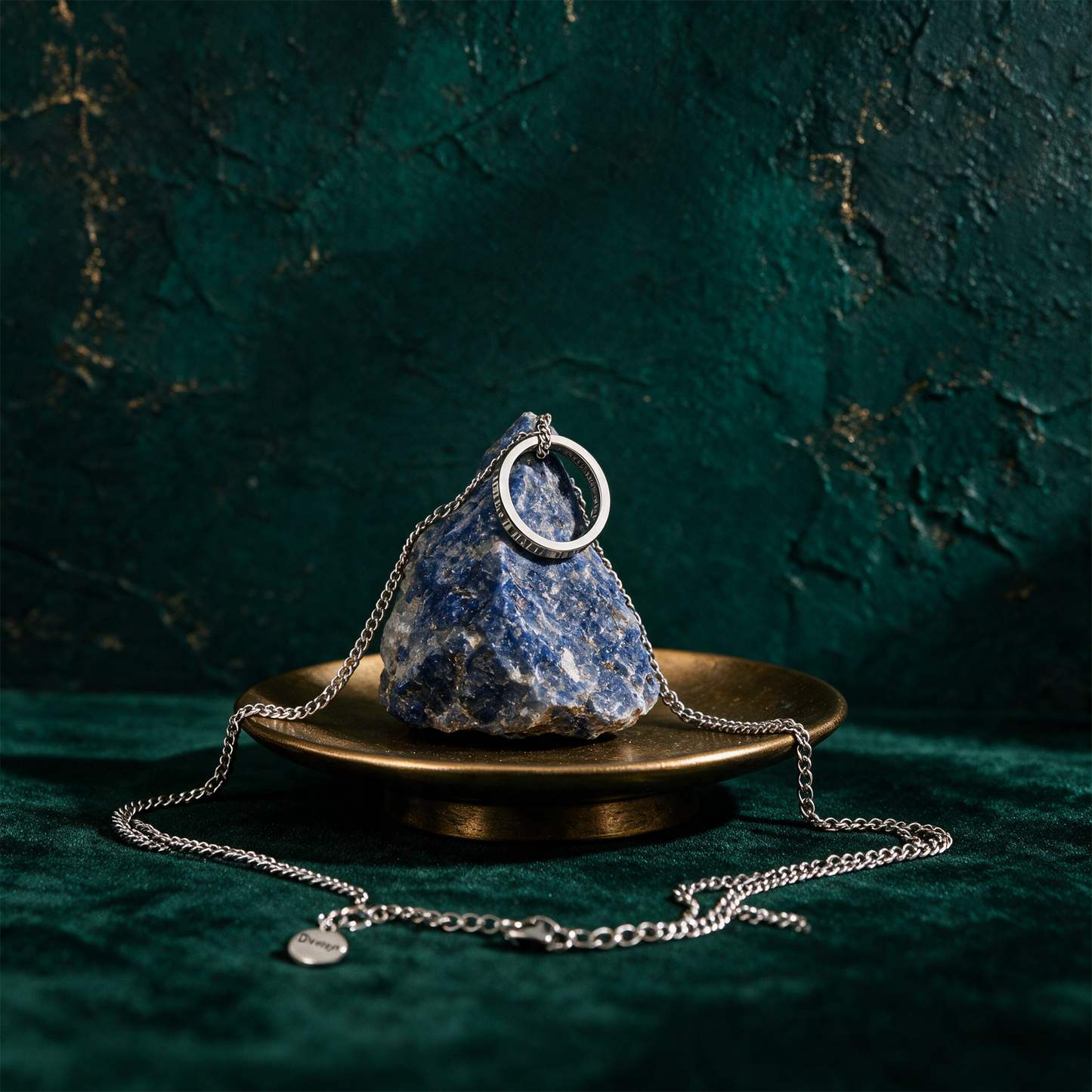 Kette mit Ring | silber | Inhale - Exhale – Produktansicht vor tiefem Smaragdgrün