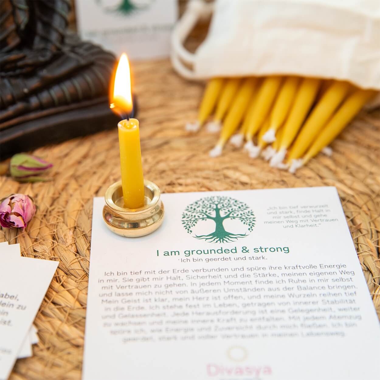 Meditationsplatz am Boden mit brennender Ritualkerze