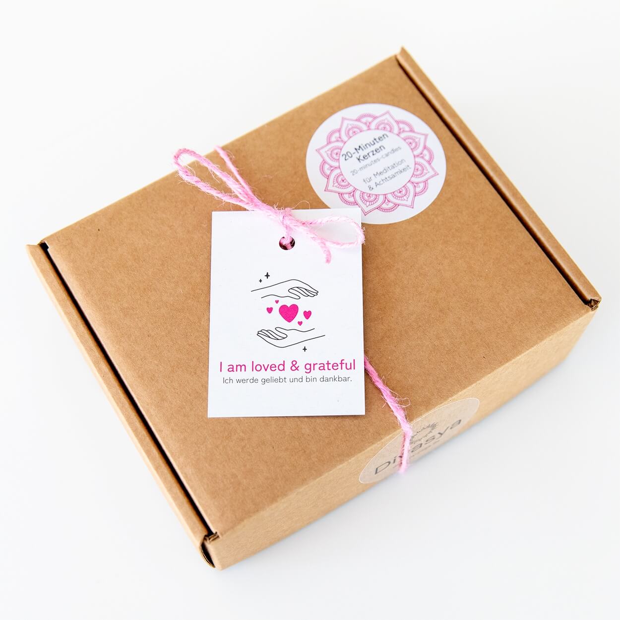 20-Minuten-Kerzen-Set als Geschenkidee arrangiert