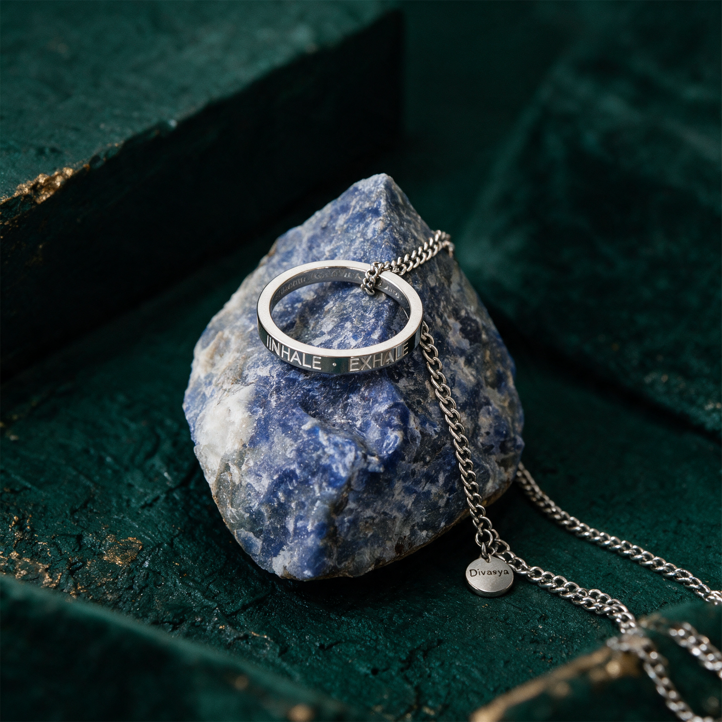 Kette mit Ring | silber | Inhale - Exhale – alternative Produktansicht vor tiefem Smaragdgrün