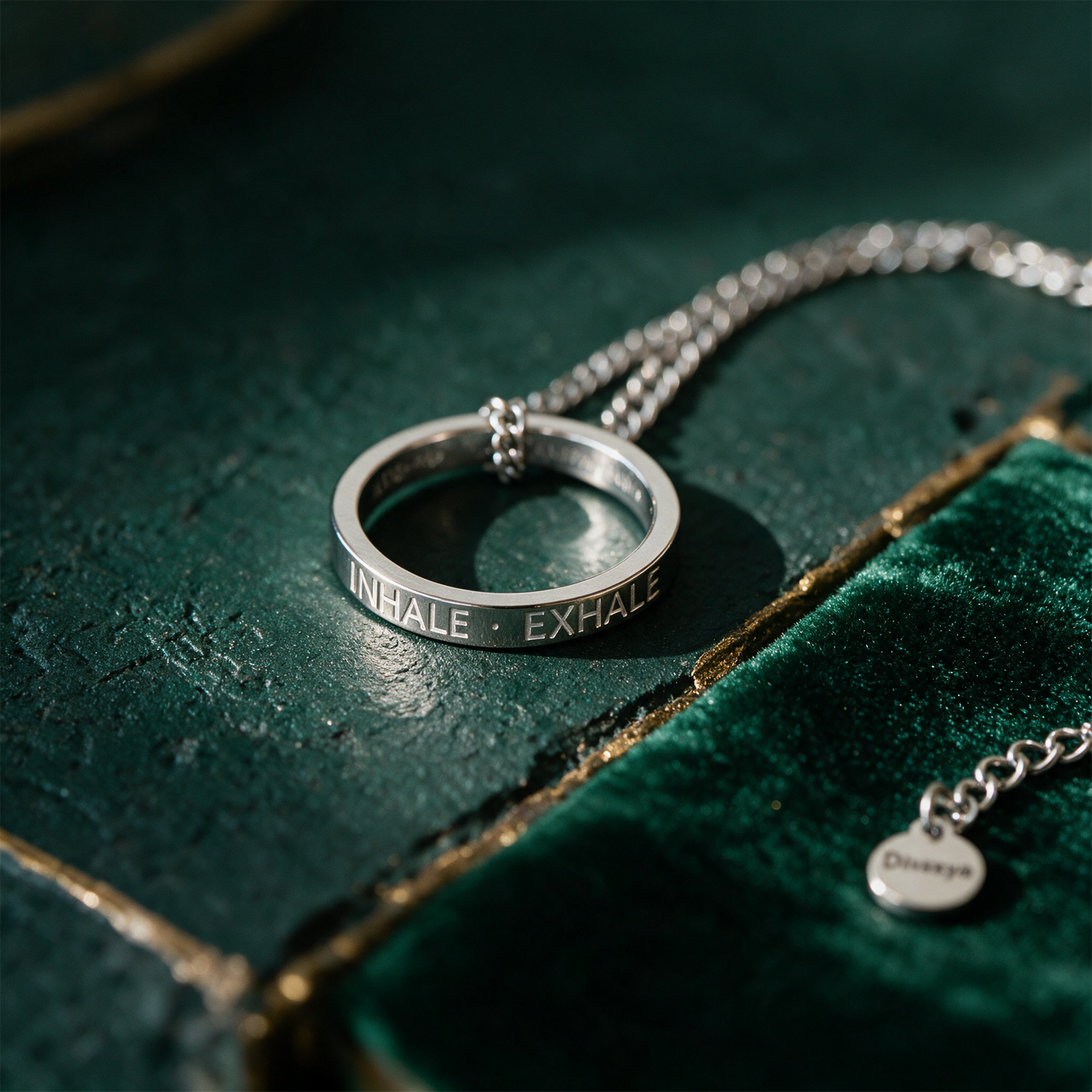 Kette mit Ring | silber | Inhale - Exhale – Detailansicht vor tiefem Smaragdgrün