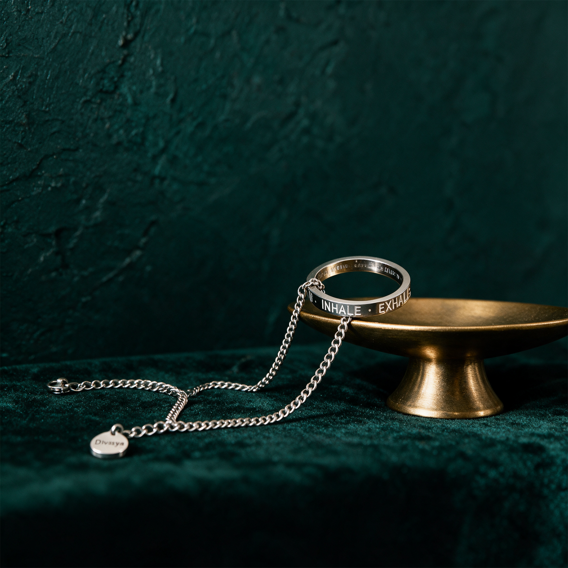 Kette mit Ring | silber | Inhale - Exhale – Anwendung vor tiefem Smaragdgrün