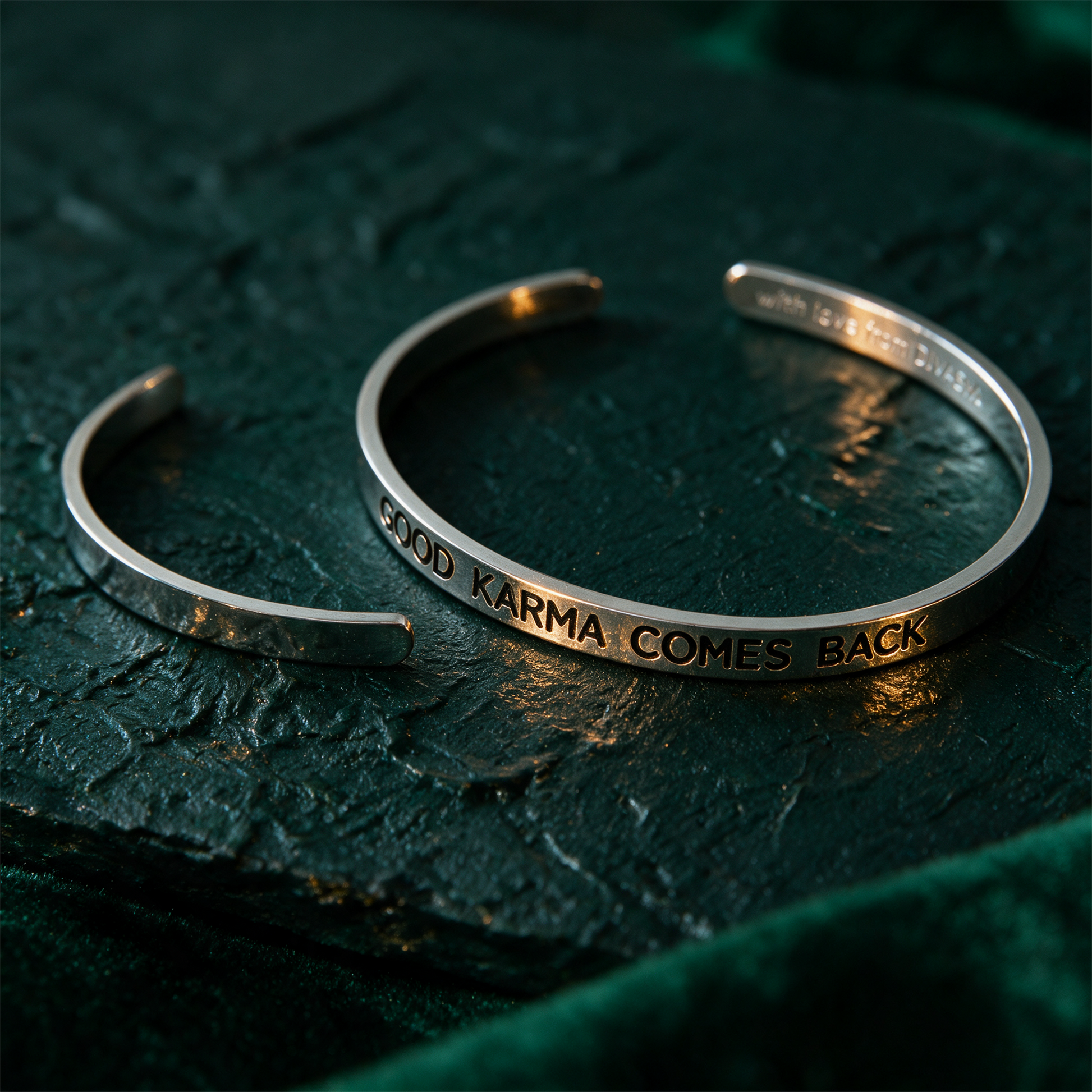 Armreif mit Gravur | Silber | Good Karma comes back – Detailansicht vor tiefem Smaragdgrün