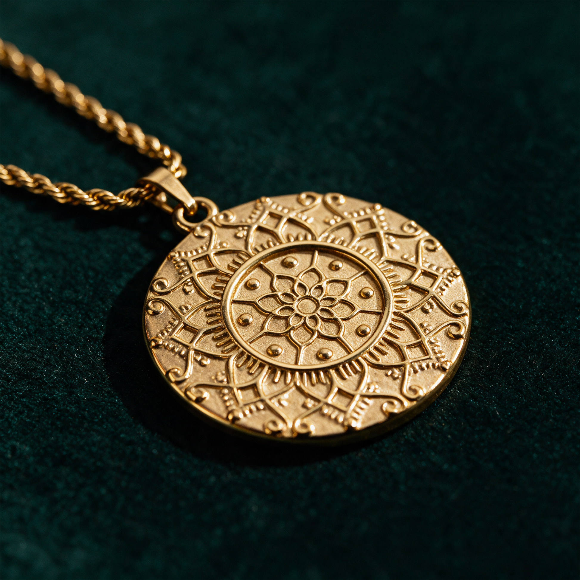Kette mit Anhänger Mandala | vergoldet | I am safe & supported – Detailansicht vor tiefem Smaragdgrün