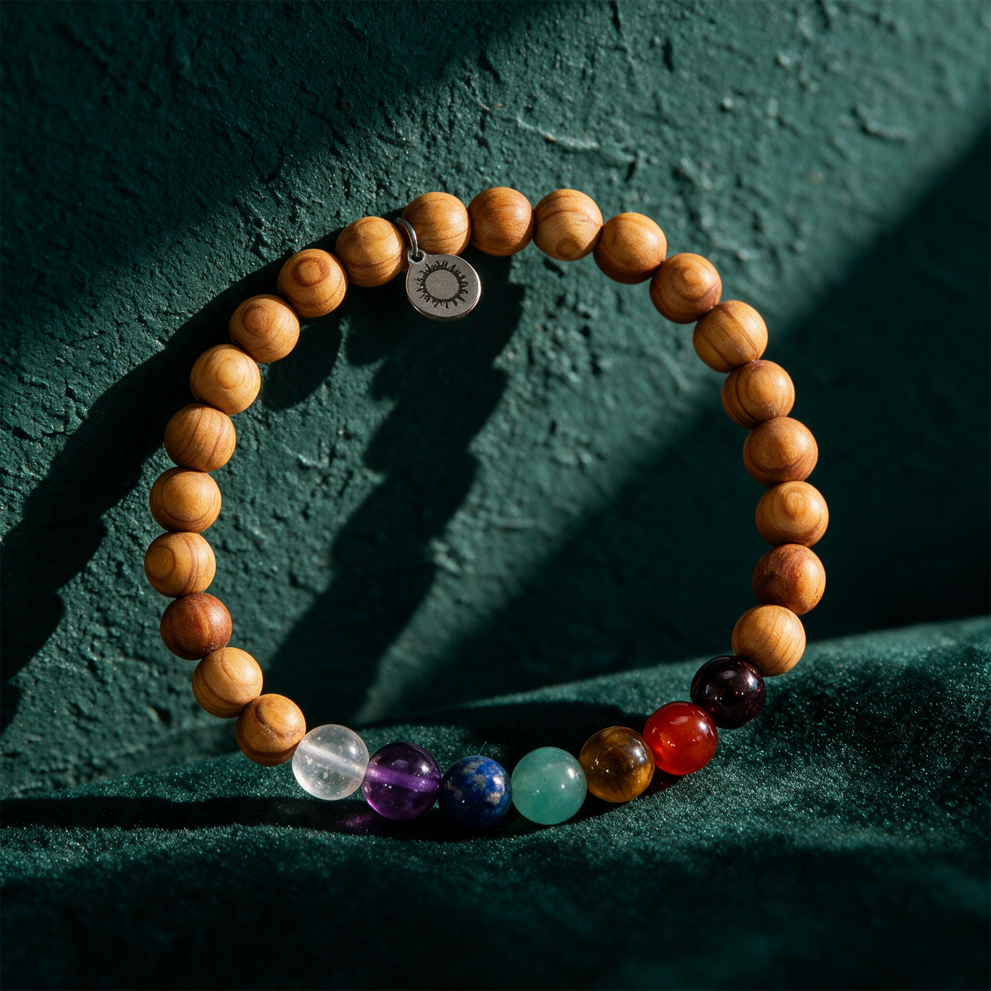 Chakra Armband aus echten Edelsteinen & Sandelholz – Detailansicht vor tiefem Smaragdgrün