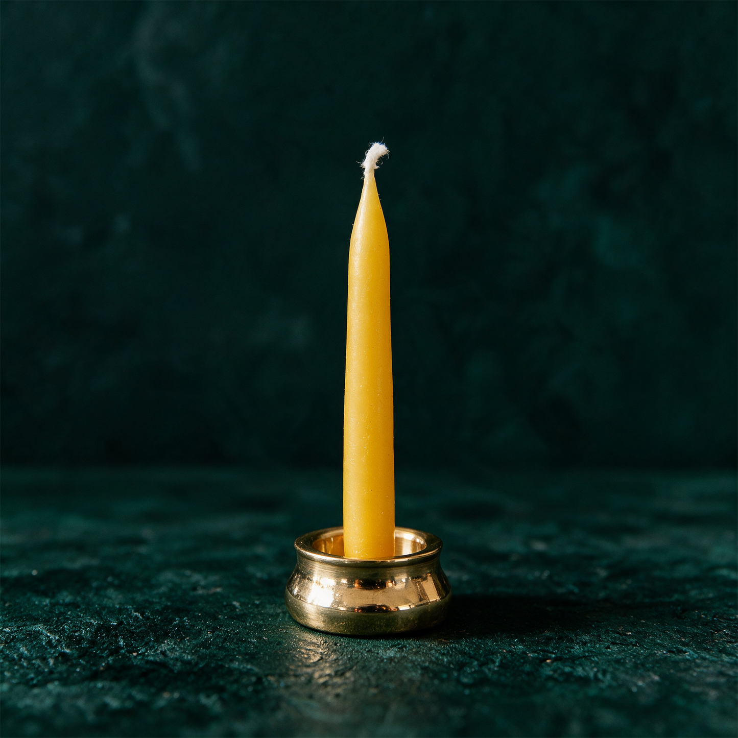 20-Minuten-Kerzen  | I am loved & grateful – Detailansicht vor tiefem Smaragdgrün