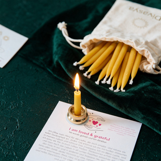 20-Minuten-Kerzen  | I am loved & grateful – Anwendung vor tiefem Smaragdgrün