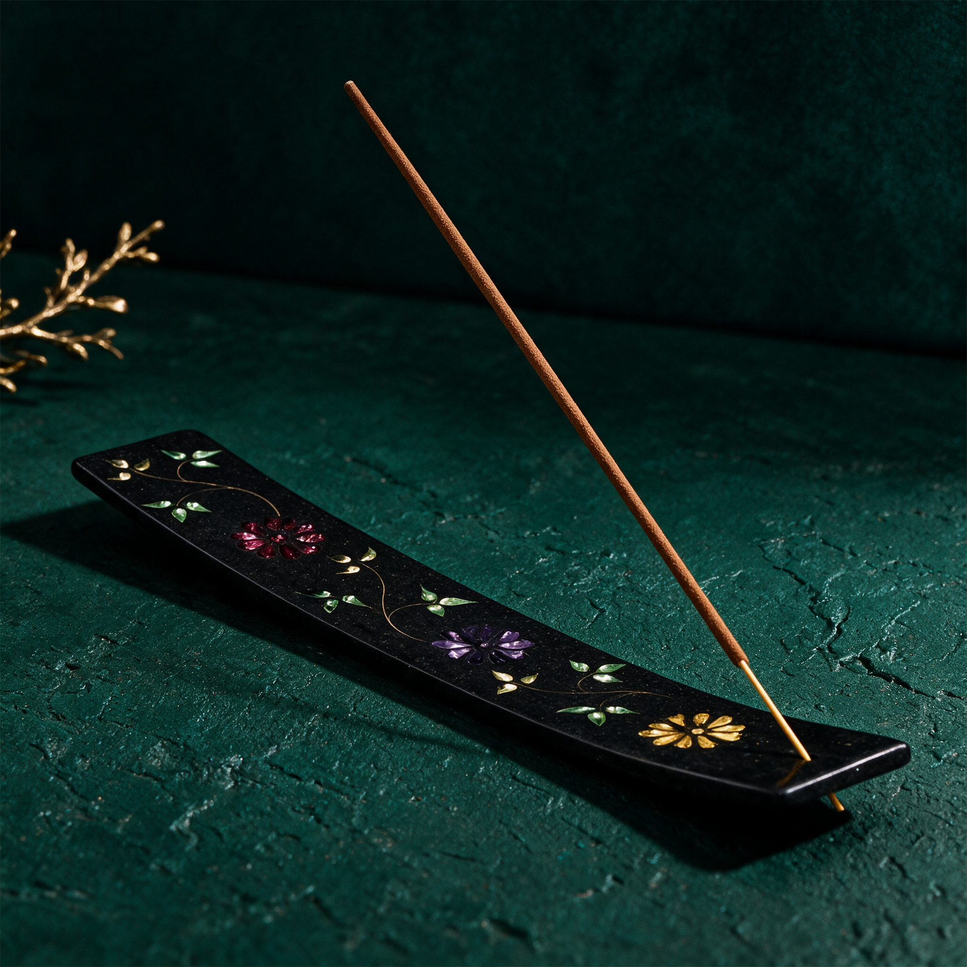 Räucherstäbchenhalter Blumenmotiv Speckstein – Material- und Setansicht vor tiefem Smaragdgrün