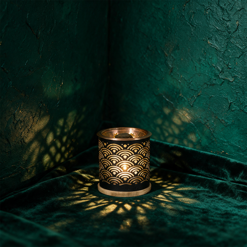 Aromafume Exotic Incense Diffuser – Anwendung vor tiefem Smaragdgrün