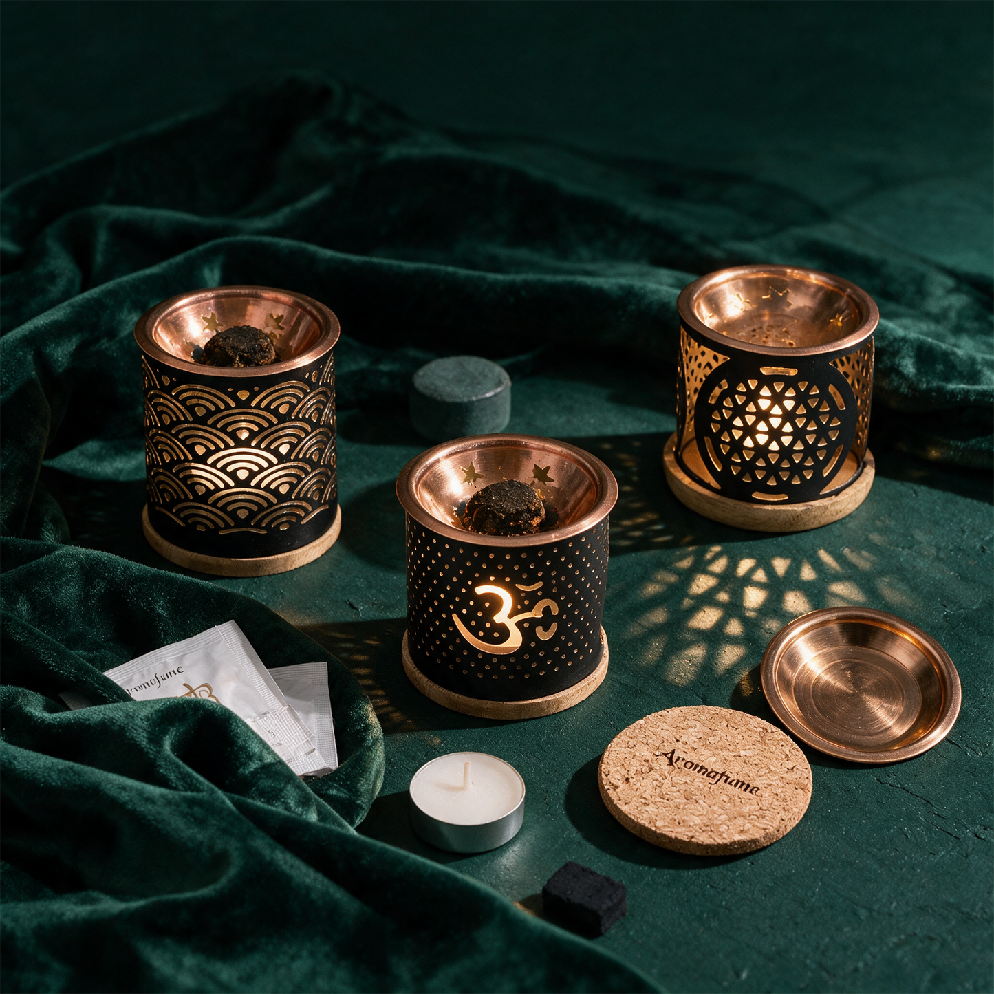 Aromafume Exotic Incense Diffuser – Material- und Setansicht vor tiefem Smaragdgrün