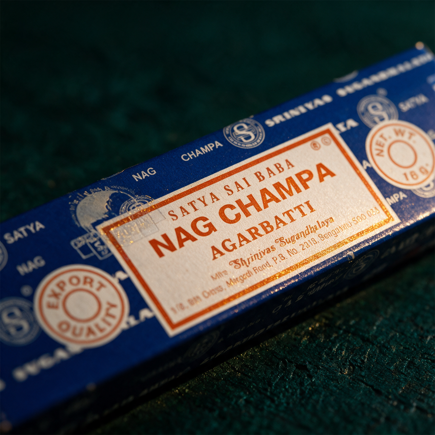 Original Nag Champa – Detailansicht vor tiefem Smaragdgrün