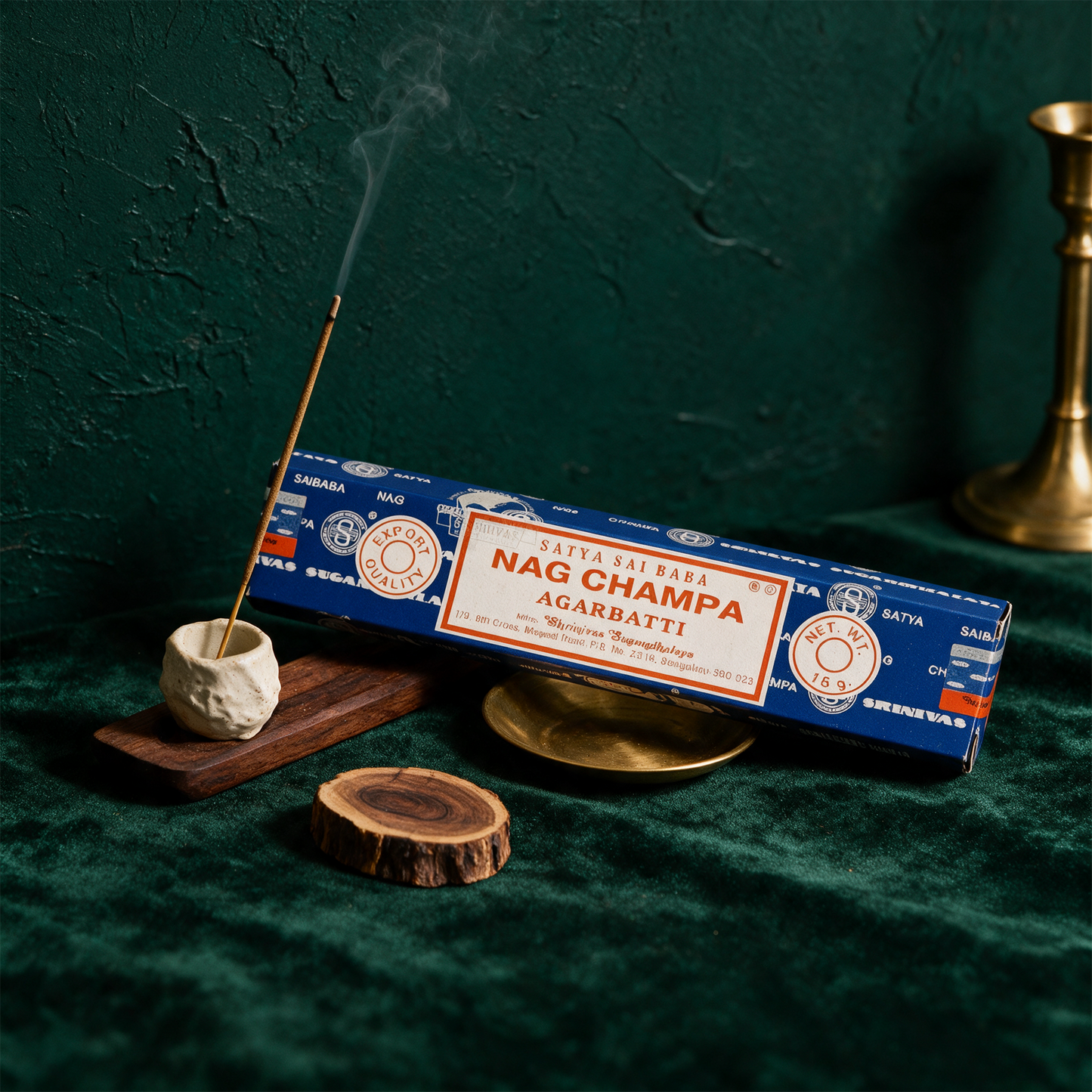 Original Nag Champa – Anwendung vor tiefem Smaragdgrün