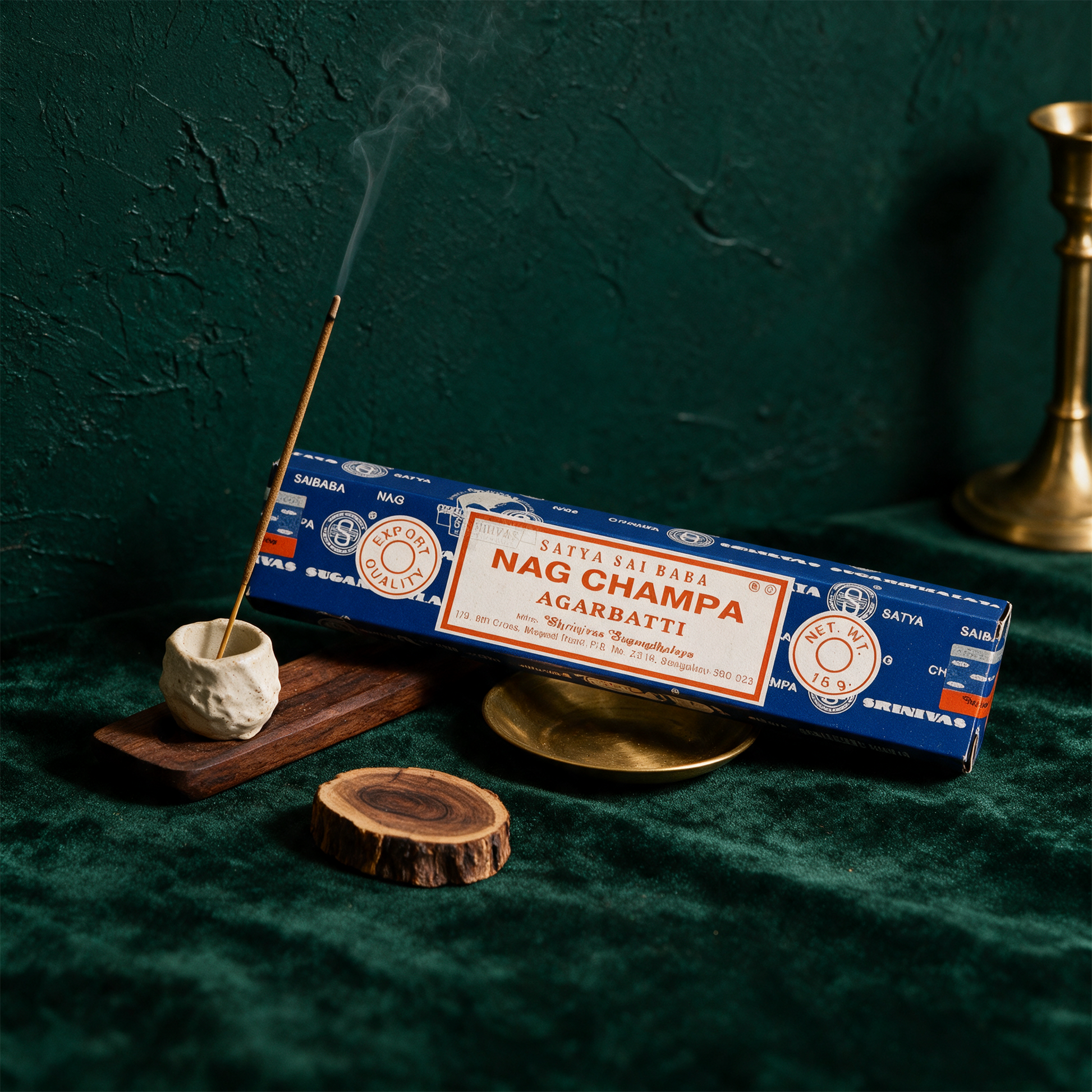 Original Nag Champa – Anwendung vor tiefem Smaragdgrün