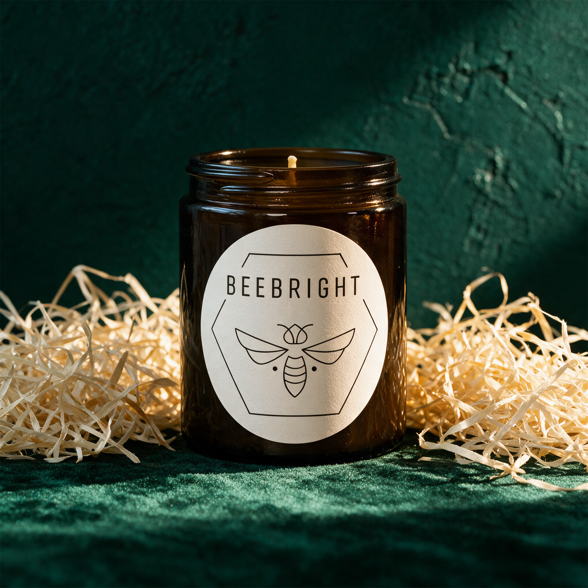 Handgemachte Bienenwachskerze - regional hergestellt – Produktansicht vor tiefem Smaragdgrün