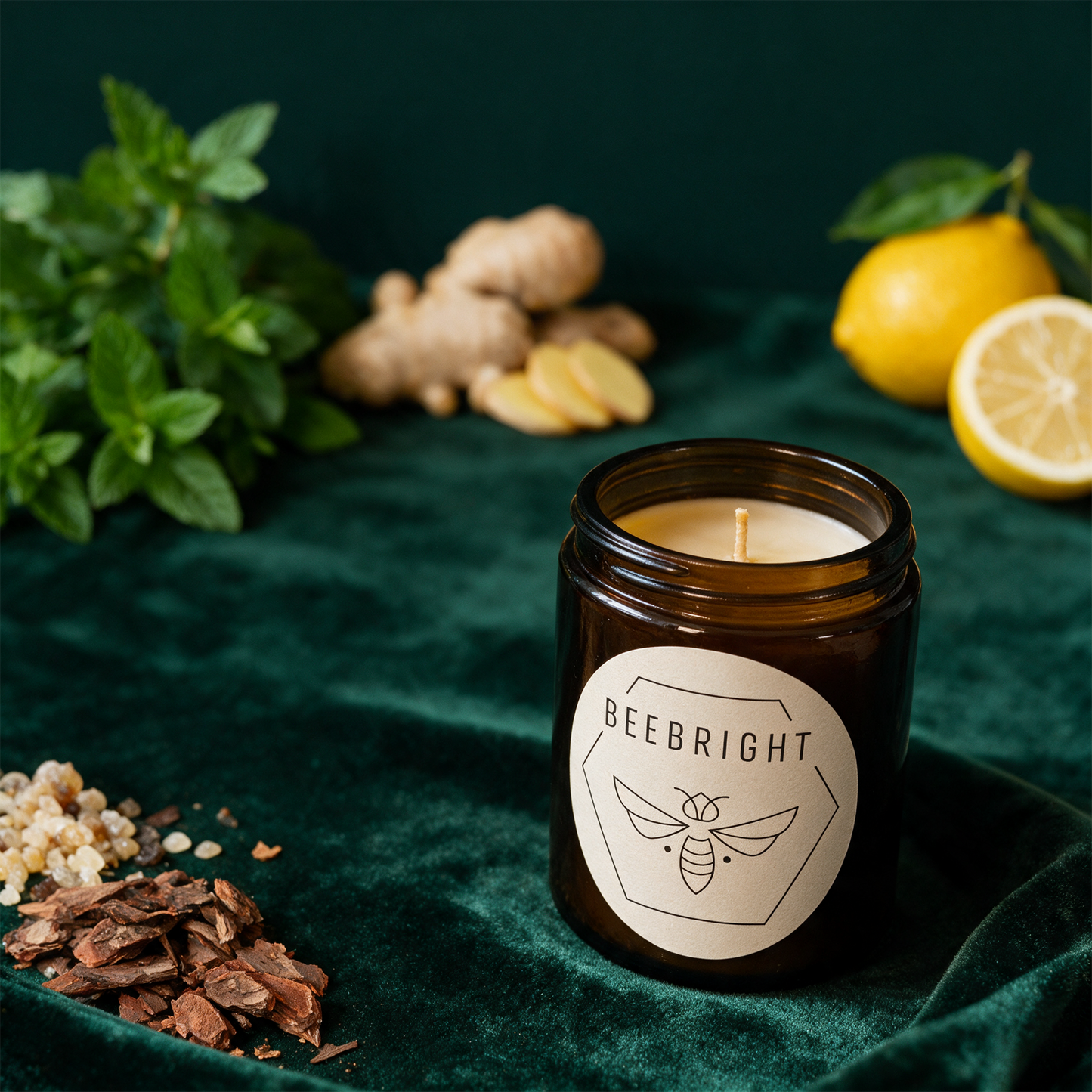 Handgemachte Bienenwachskerze - regional hergestellt – alternative Produktansicht vor tiefem Smaragdgrün