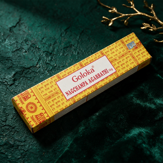 Original Nag-Champa Gold 16g – Detailansicht vor tiefem Smaragdgrün