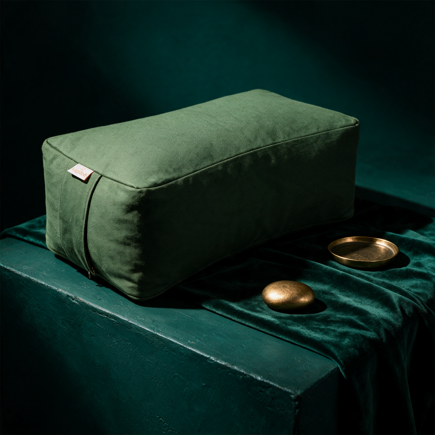 Meditationskissen SQUARE – Material- und Setansicht vor tiefem Smaragdgrün