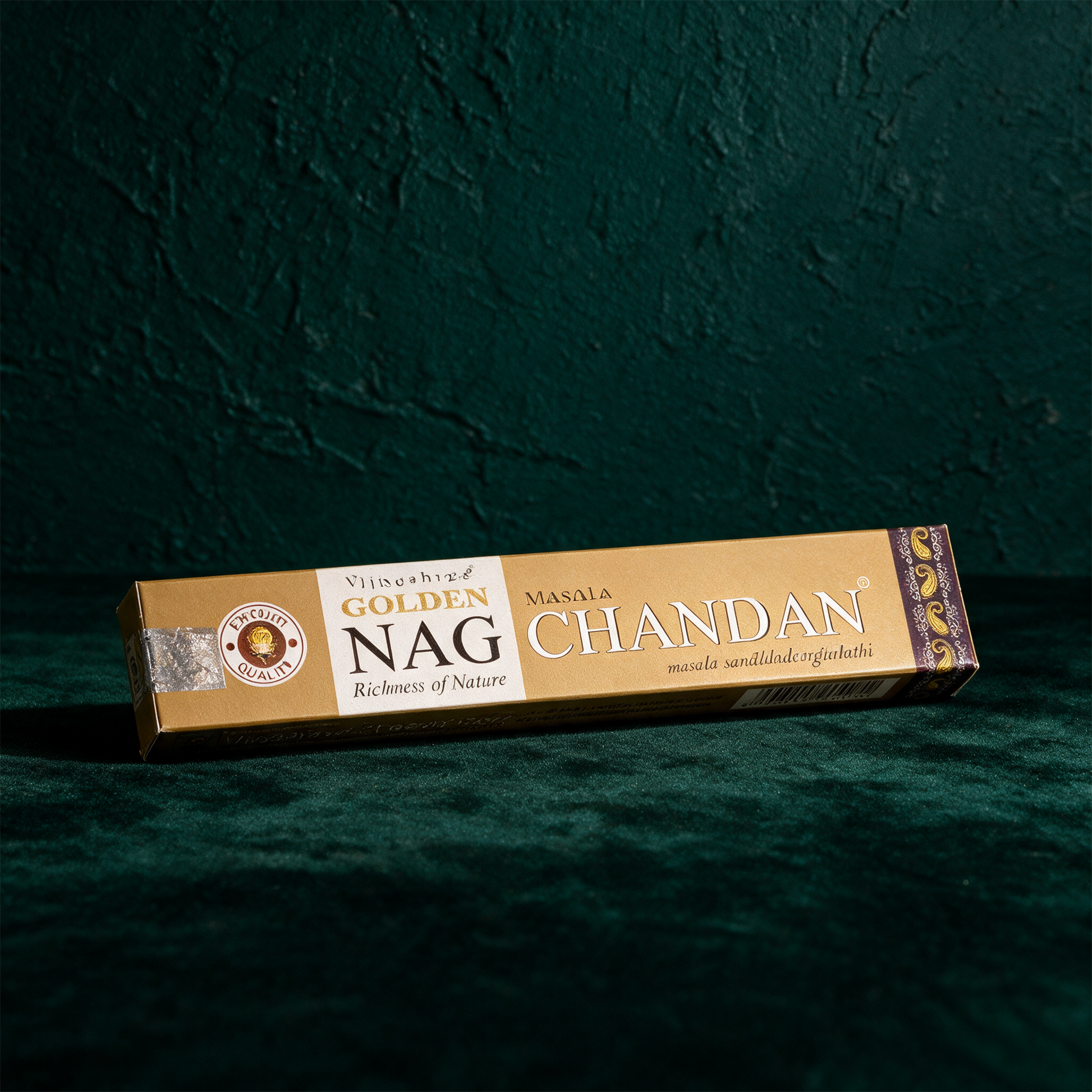 Räucherstäbchen Golden Nag – Anwendung vor tiefem Smaragdgrün