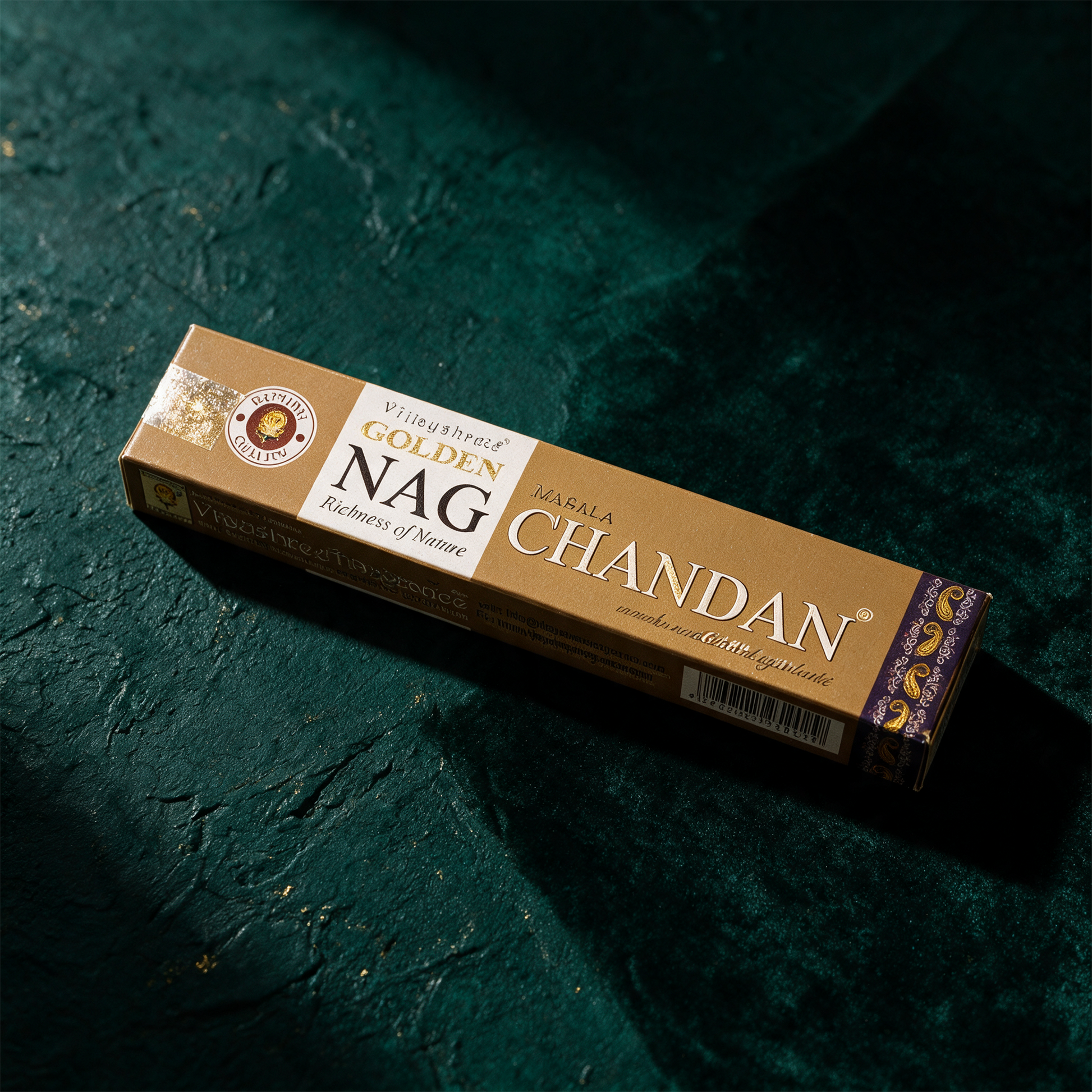 Räucherstäbchen Golden Nag – Material- und Setansicht vor tiefem Smaragdgrün