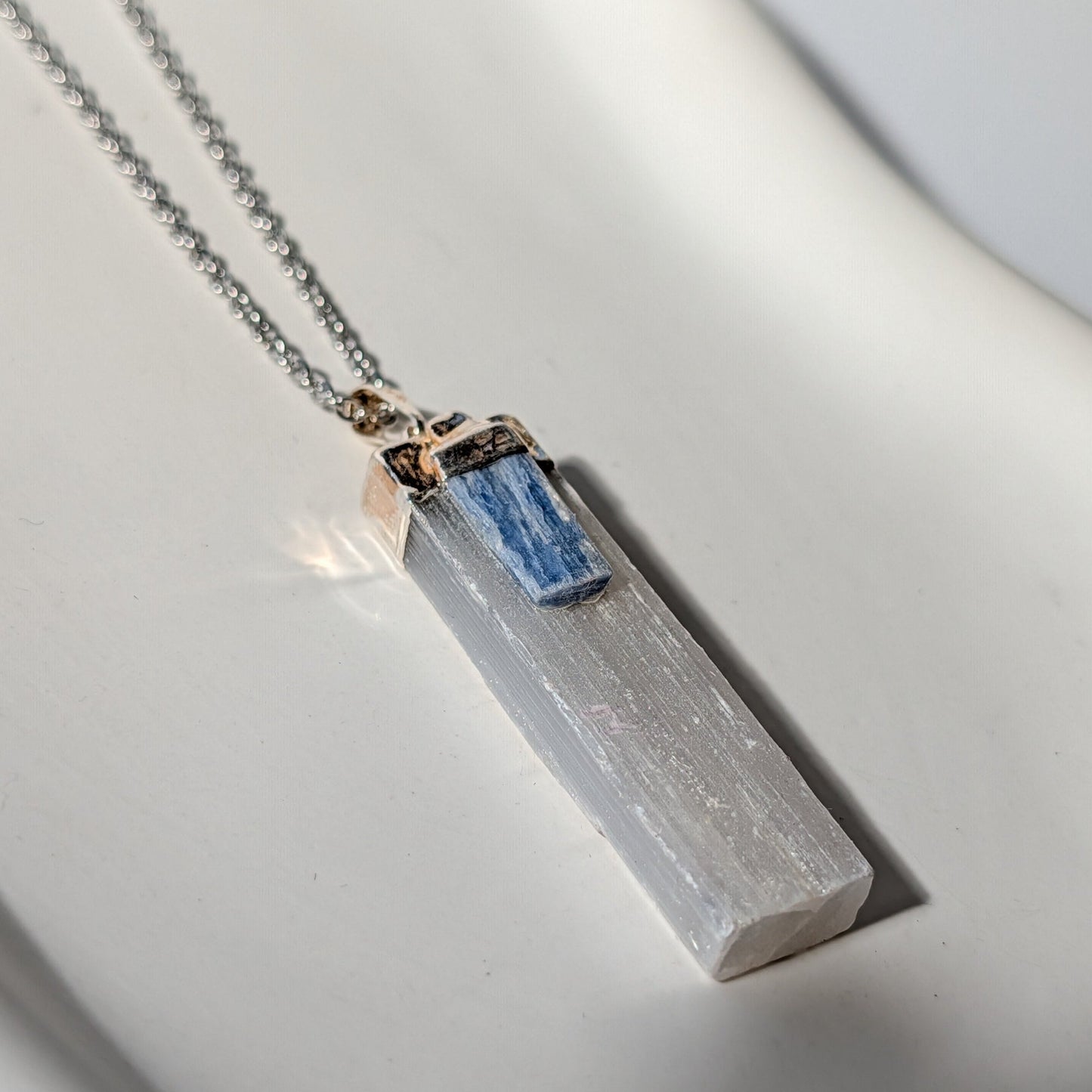Anhänger mit rohem Selenit-Barren und blauem Kyanit an 75cm Kette, energetisch aufgeladen