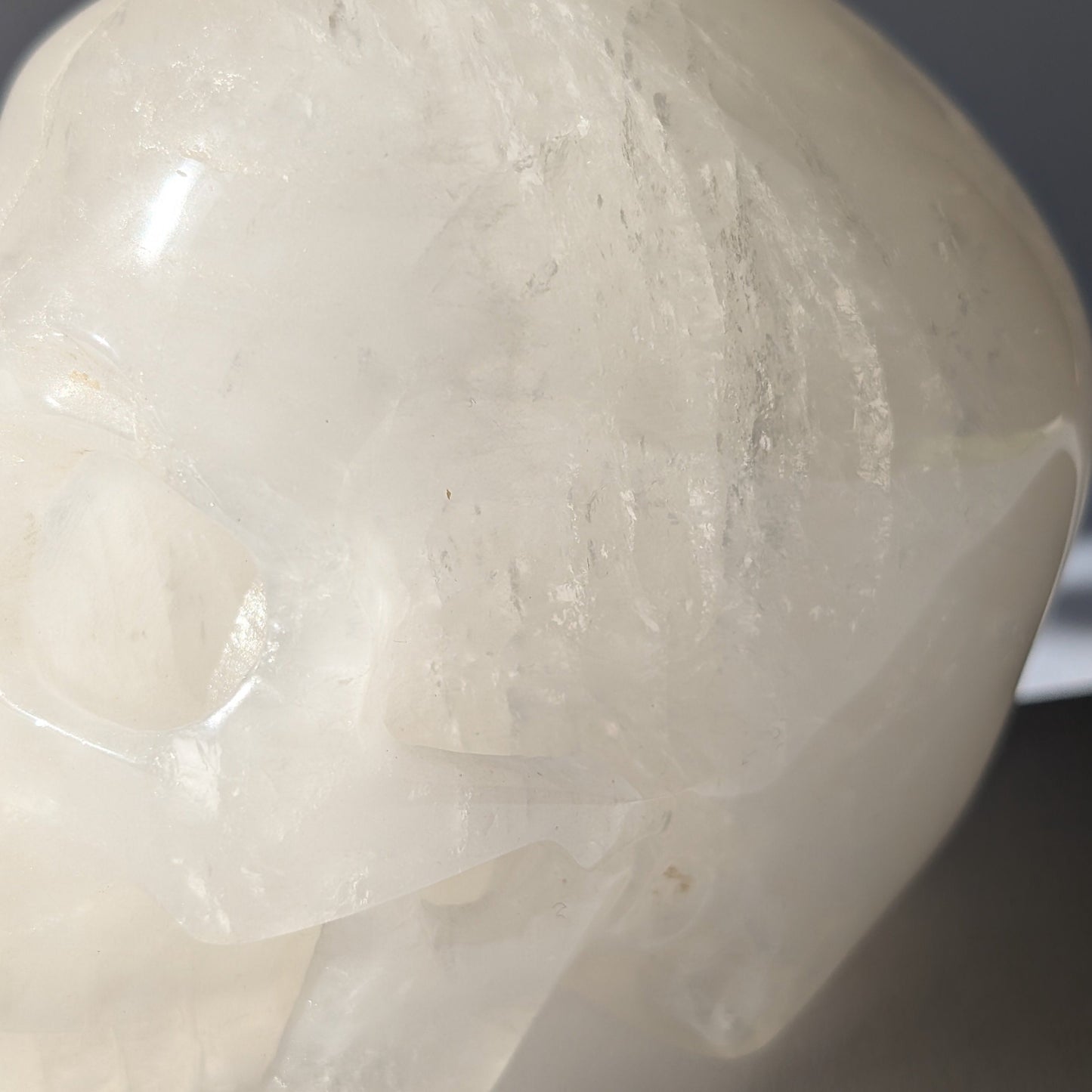 Großer Kristallschädel "Bork" (1.27kg) aus Bergkristall mit eisigen Einschlüssen und Schleiern.