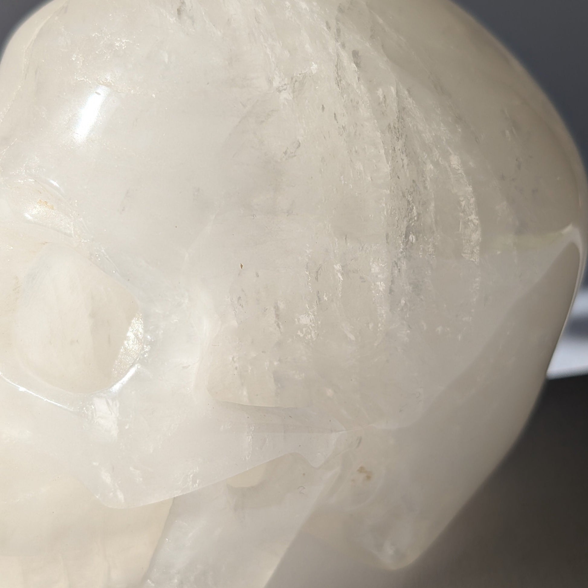 Großer Kristallschädel "Bork" (1.27kg) aus Bergkristall mit eisigen Einschlüssen und Schleiern.