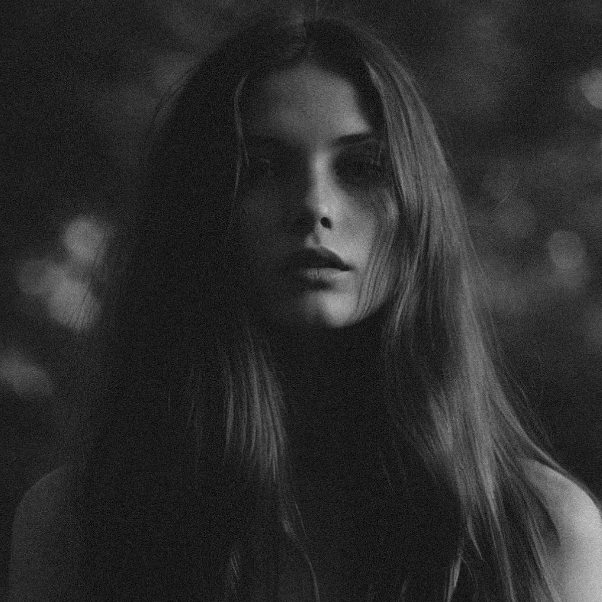 Cosmic Child Aura Spray MUSE 100ml Flasche, umgeben von Lavendel, Bergamotte und Kristallen.