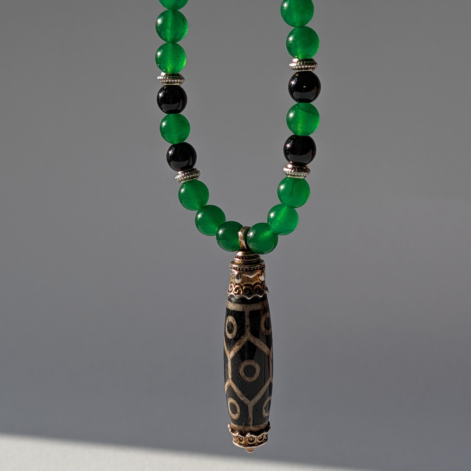 Dzi Halskette 9 Augen Schildplatt Smaragd Obsidian Buddhistischer Talisman Temple of Desire