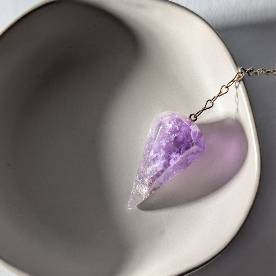 Facettiertes Amethyst Pendel (Unikat) für Intuition, energetisch aufgeladen, in einer Keramikschale
