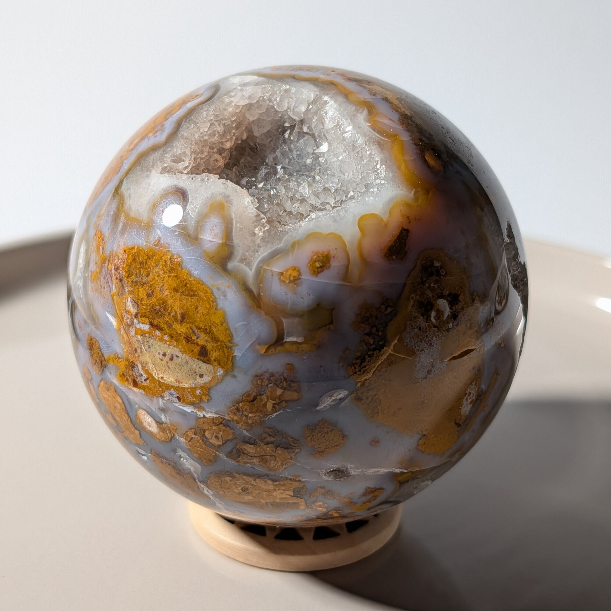 Große Drusenachat Kugel mit tiefer, glitzernder Kristall-Geode und goldgelber Musterung