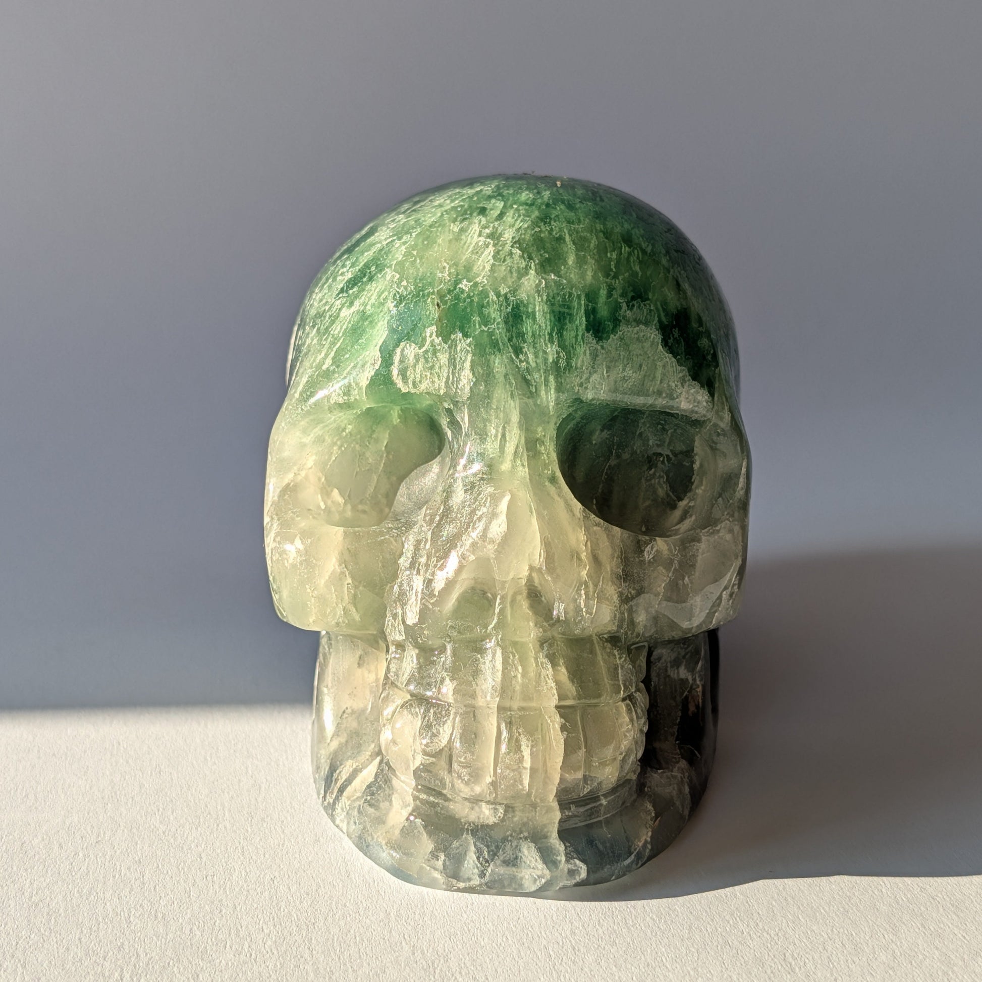 Großer grüner Kristallschädel Shan Fluorit 1,45kg kristalline Struktur