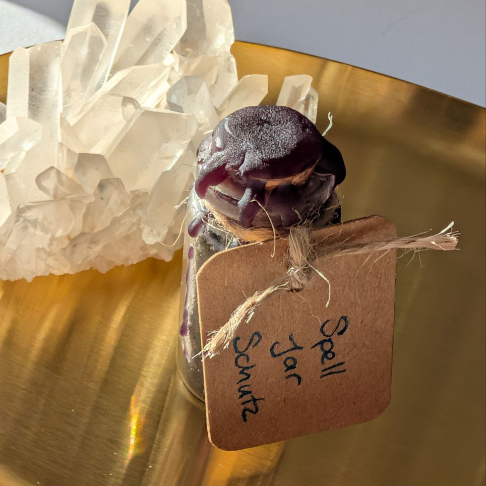 Handgemachtes "Schutz" Spell Jar, gefüllt mit Agnihotra Asche und Meersalz, versiegelt mit tiefviolettem Wachs