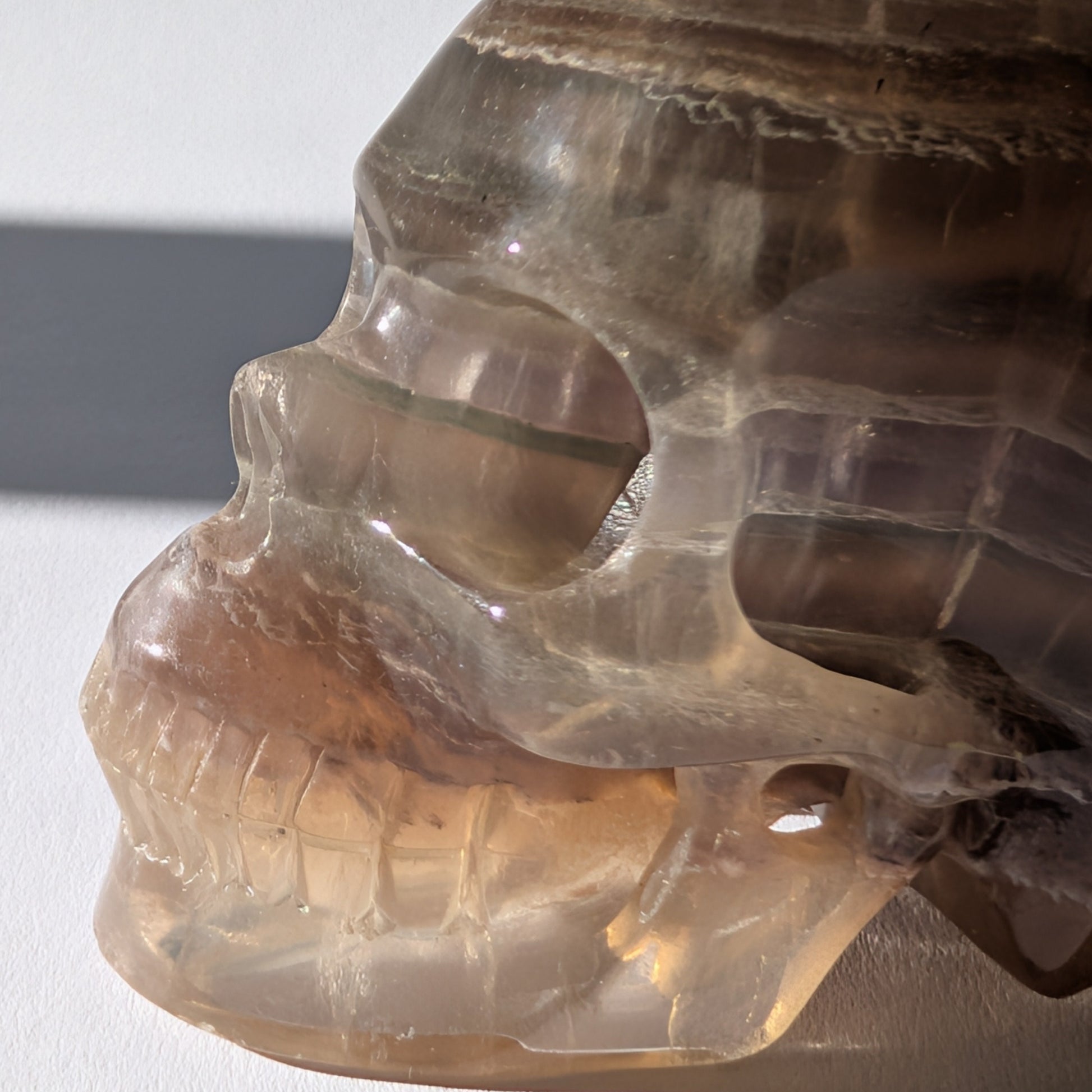 Kristallschädel "Seth" (500g) aus klar gebändertem Fluorit in Gelb, Violett und Klar.