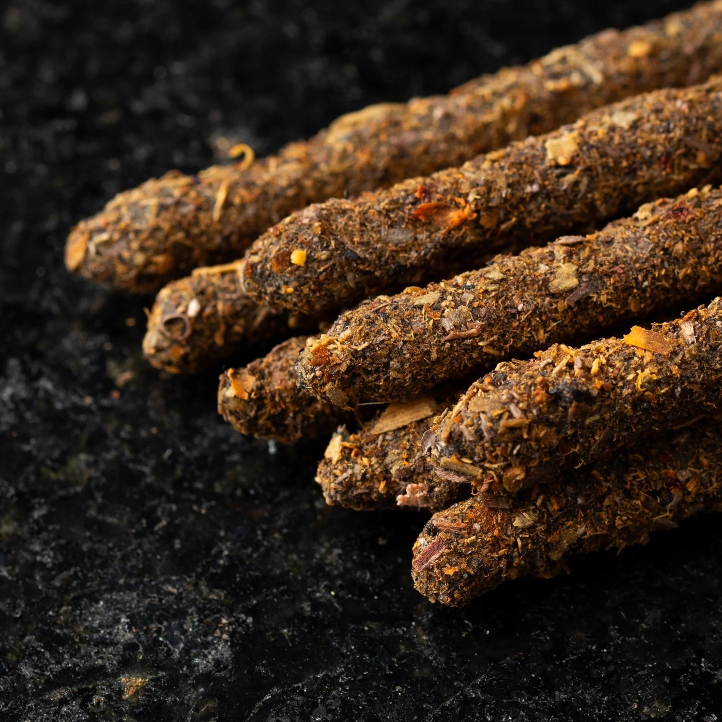 Verpackung der Sagrada Madre Cosmos Räucherstäb-chen Saturn vor einer kosmischen Wüstenlandschaft mit dem Planeten Saturn.