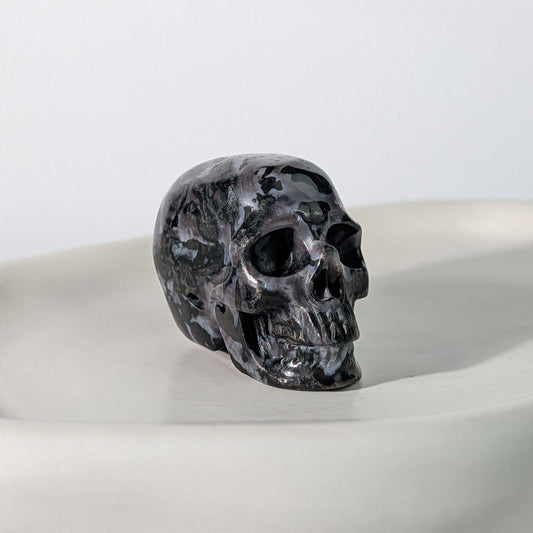 Weiß grauer Kristallschädel Glamrig Nephelin 101g