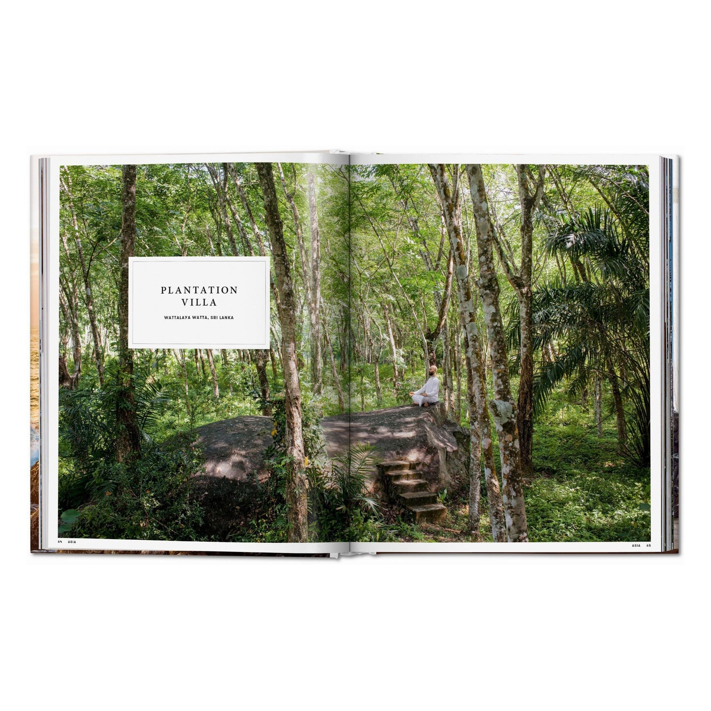 Aufgeschlagener Bildband Great Escapes Yoga mit Doppelseite eines Yoga-Retreats