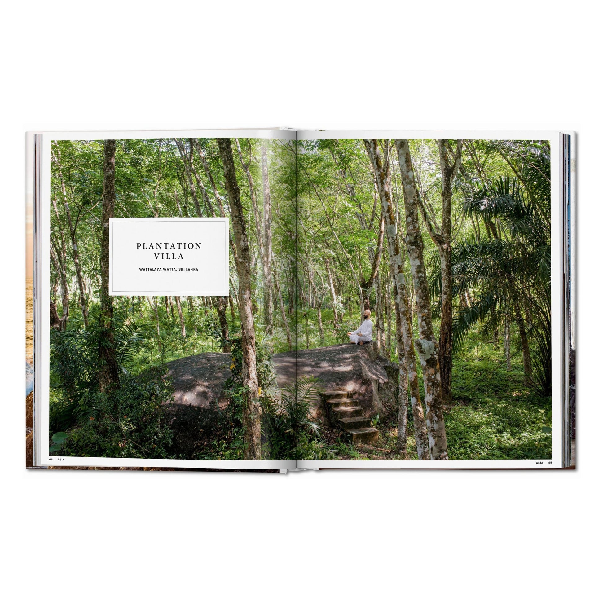Aufgeschlagener Bildband Great Escapes Yoga mit Doppelseite eines Yoga-Retreats