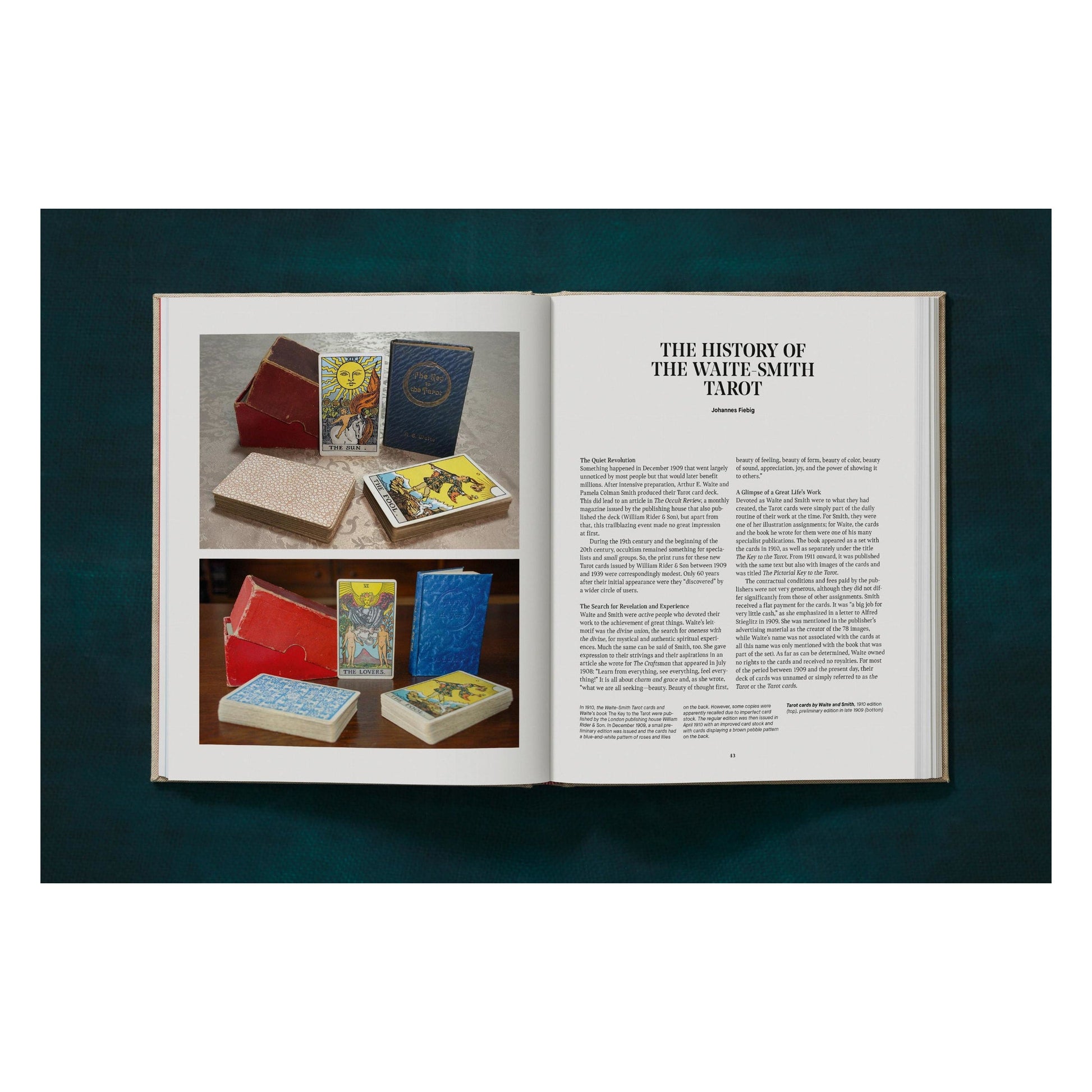 Doppelseite des Begleitbands mit historischen Tarot-Abbildungen