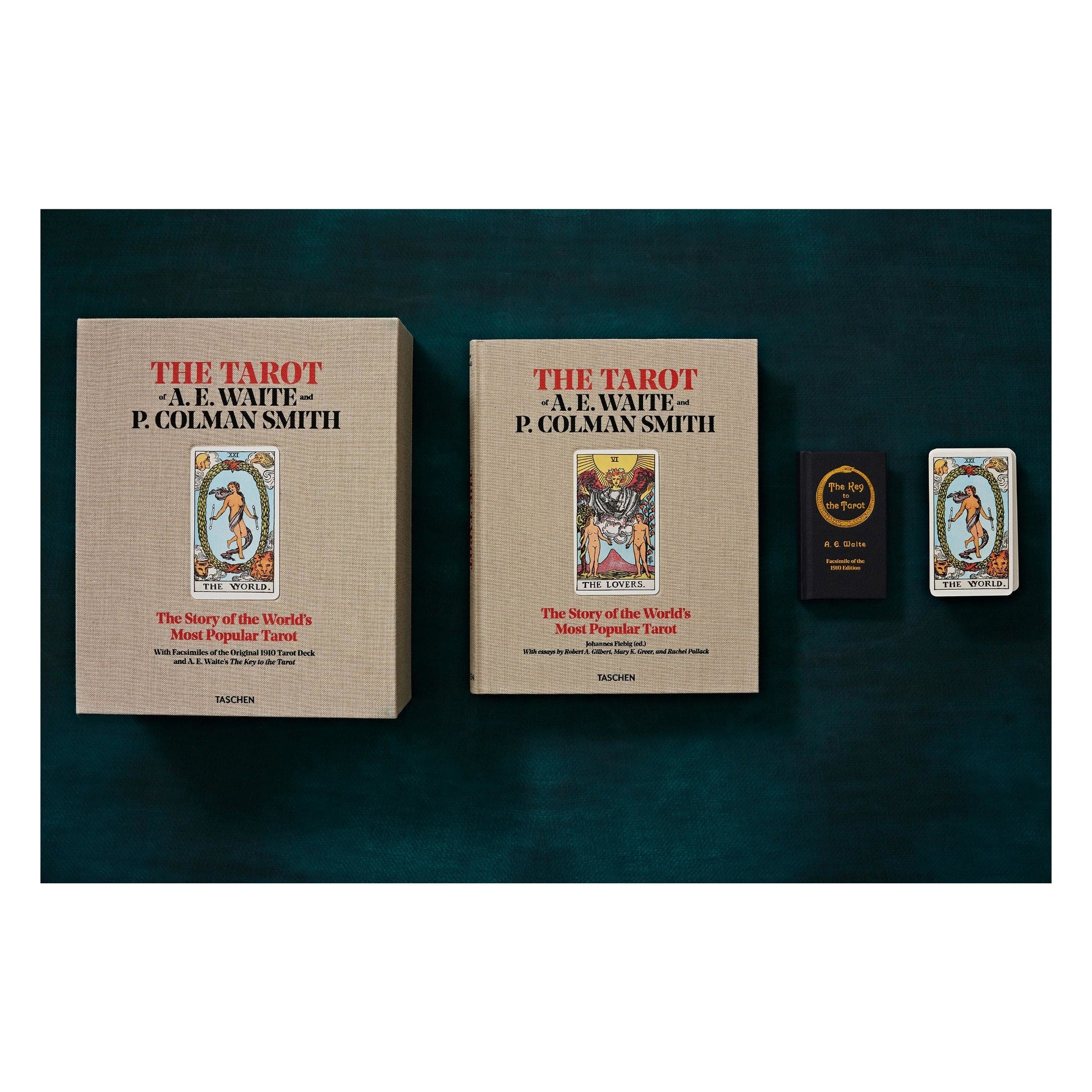 Aufgeschlagener Begleitband mit historischer Einordnung des Tarot-Decks