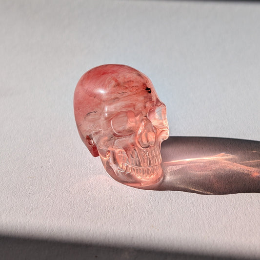 Kleiner Kristallschädel "Elder" (70g) aus leuchtend rosa-rotem Kirschquarz.