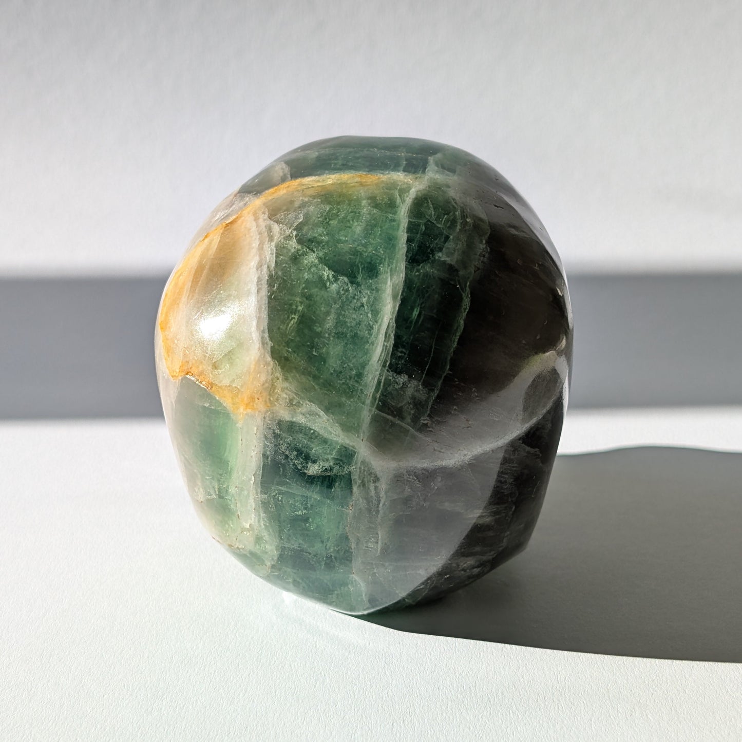 Großer Kristallschädel "Artas" (1.5kg) aus grünem und/oder violettem Fluorit.