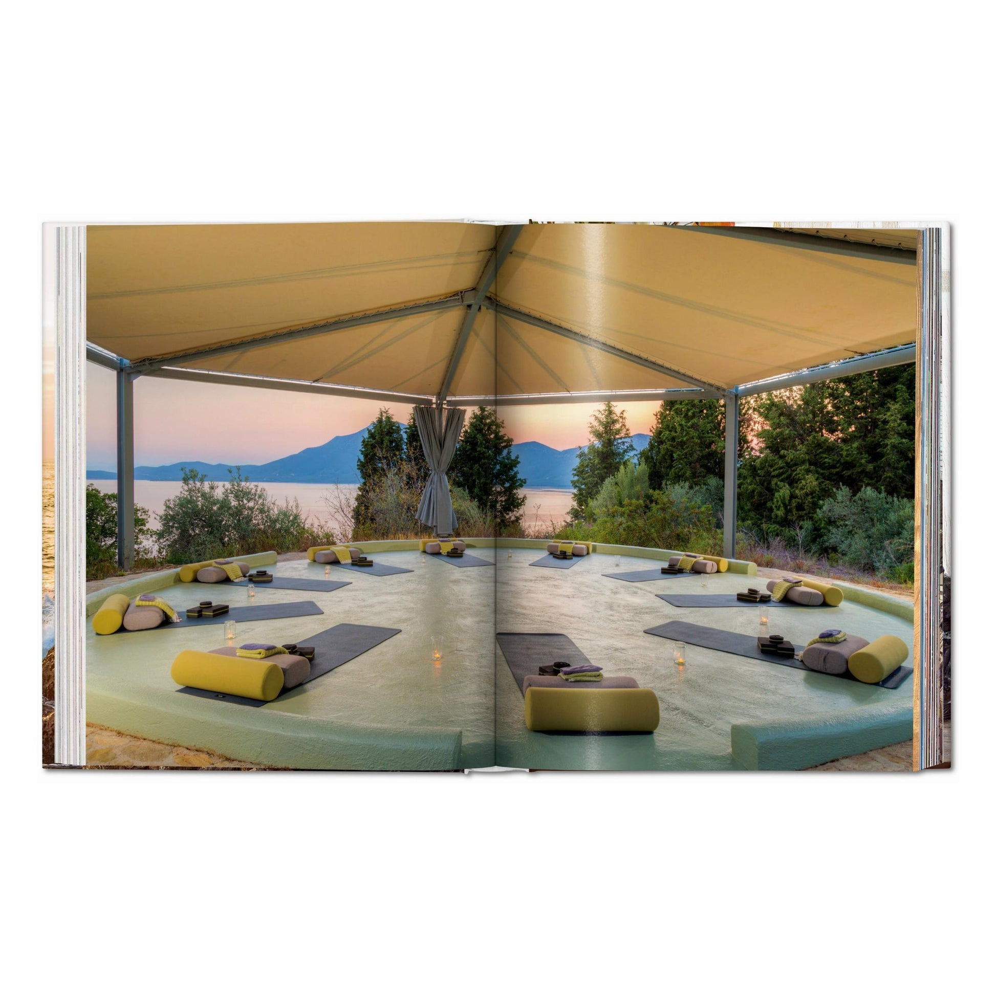 Great Escapes Yoga – dreisprachige Textseite Deutsch, Französisch, Englisch