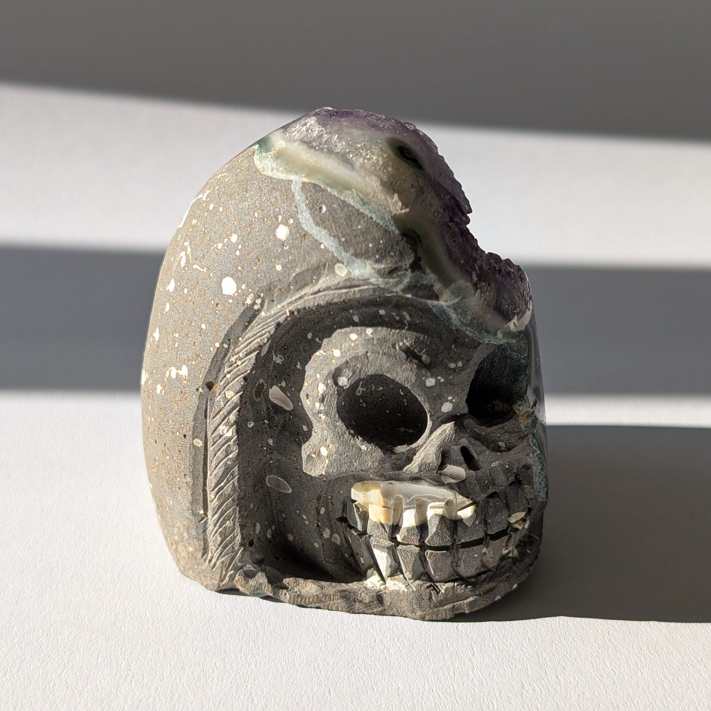 Einzigartiger Kristallschädel (376g), halb aus Amethyst Druzy, halb als Schädel geschnitzt.