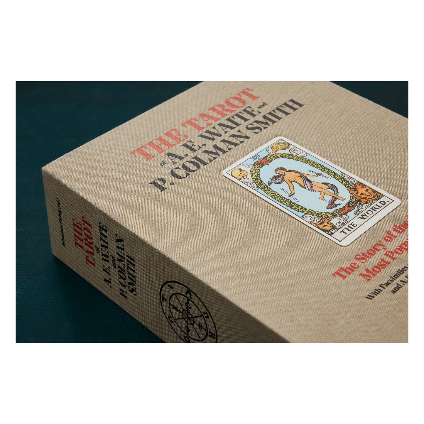 Gesamtansicht des TASCHEN Tarot-Sets mit allen Bestandteilen