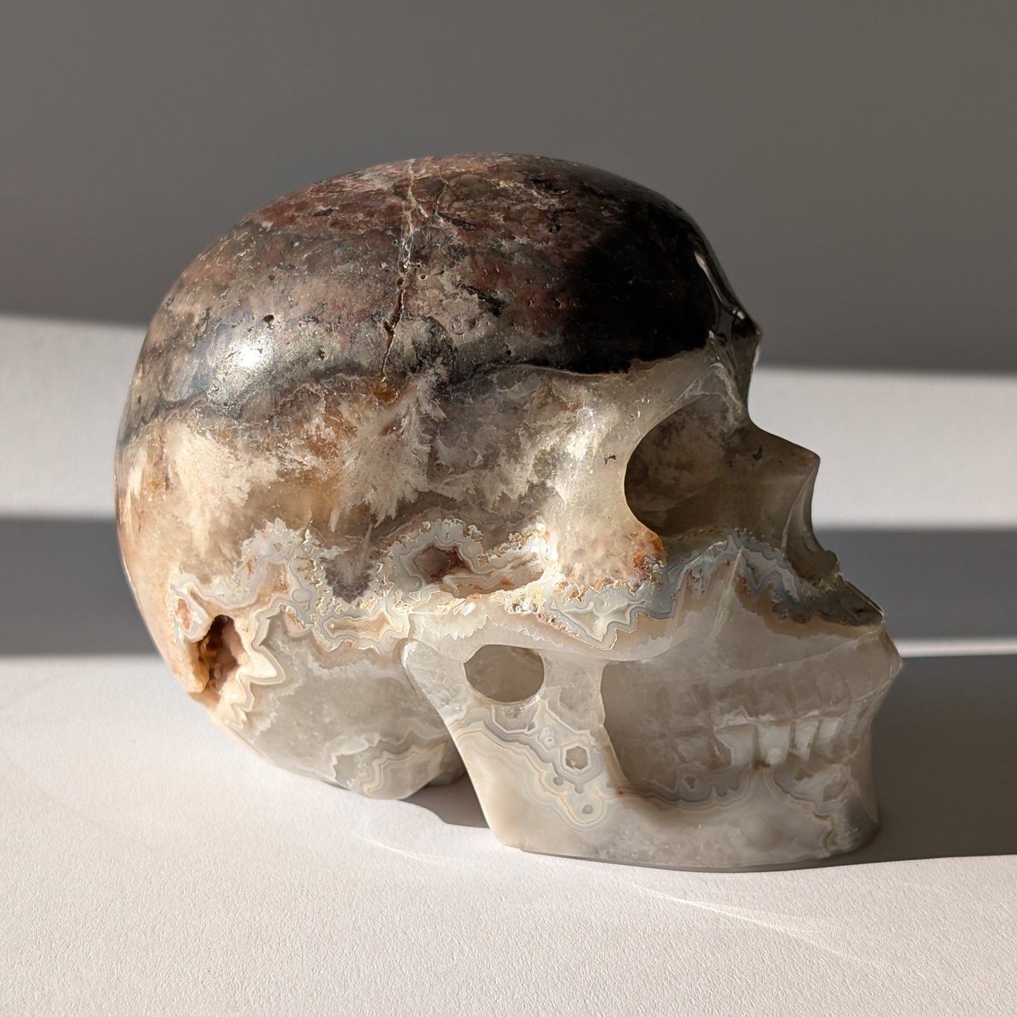Großer Kristallschädel "Keram" (1.3kg) aus gemustertem Achat mit funkelnden Druzy-Taschen.
