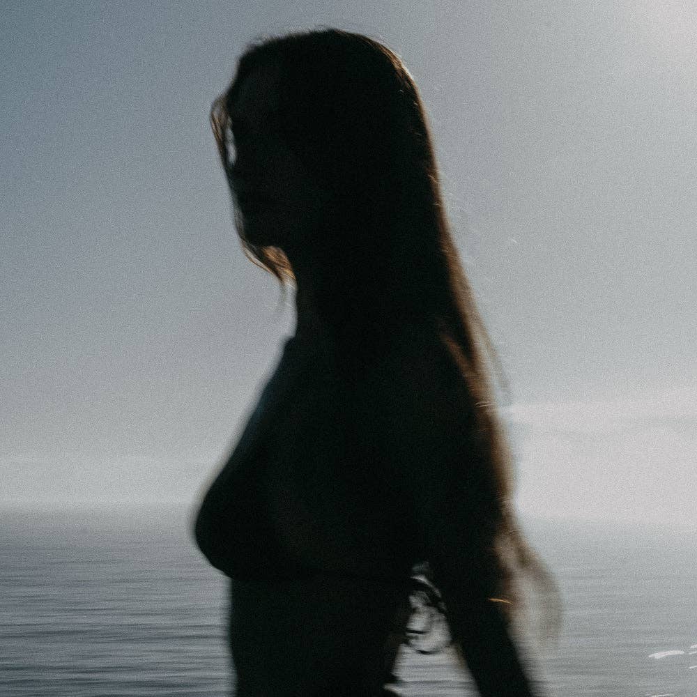 Cosmic Child Aura Spray MUSE 100ml Flasche, umgeben von Lavendel, Bergamotte und Kristallen.